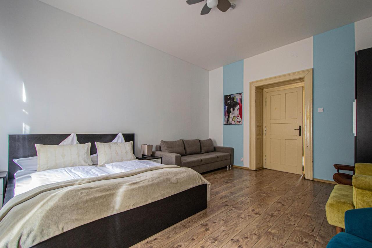 For Celebrations Spacious 3Bdr Apartment With Balcony Πράγα Εξωτερικό φωτογραφία